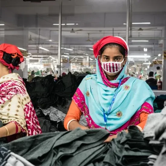 Arbeidsters in een textielfabriek