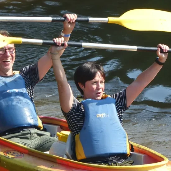 Twee deelnemers aan de kajaktrail in hun kajak