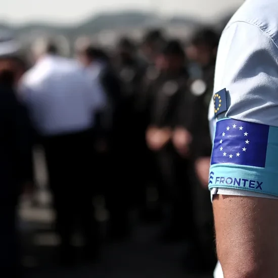 Grenswacht Frontex bij registratie vluchtelingen op Lesbos
