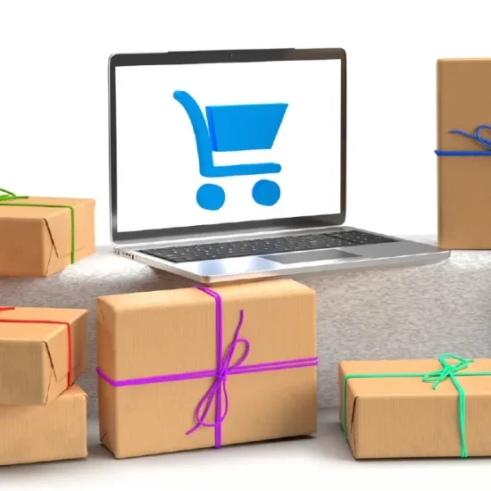 E-commerce - pakjes met laptop en winkelkar
