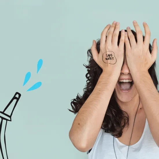 Vrouw die haar ogen met haar handen bedekt; campagnebeeld Water Challenge