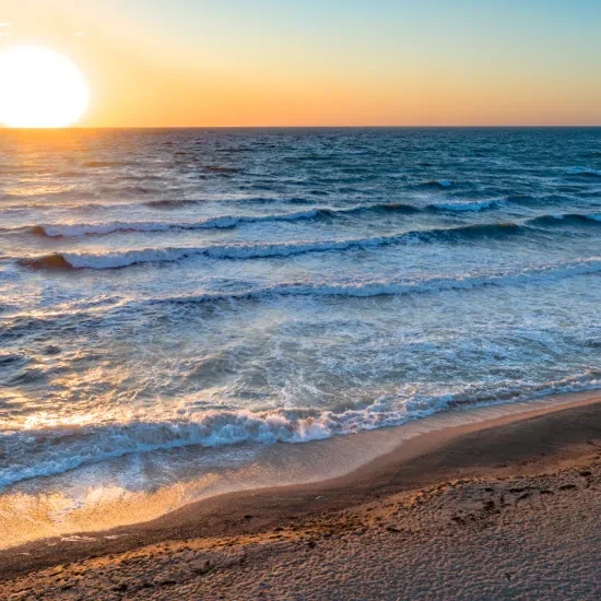strand met ondergaande zon