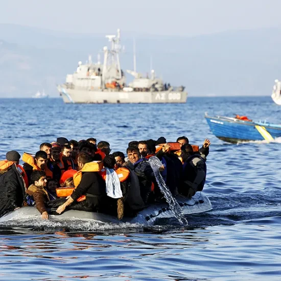 Migranten op een boot in de Middellandse Zee