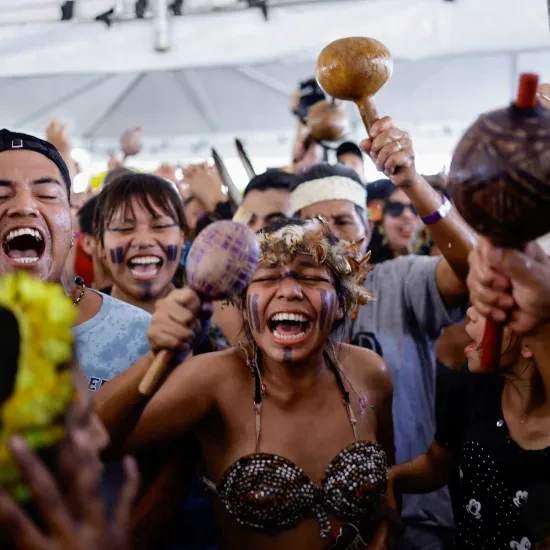 Braziliaanse inheemse gemeenschappen vieren hun overwinning.