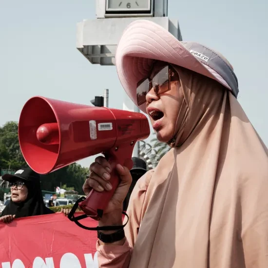 Een vrouw uit Rempang protesteert tegen de bouw van de glasfabriek.