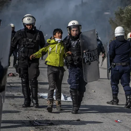 Politie pakken een vluchteling op