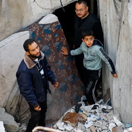 Palestijnen blijven achter in puin na een Israëlisch bombardement.