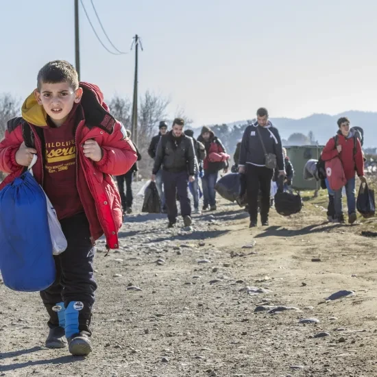 Jongen op weg in Gevgelija, Noord-Macedonië