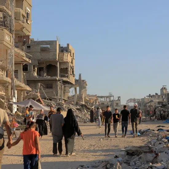 Palestijnen wandelen door het door oorlog met Israël verwoeste Gaza
