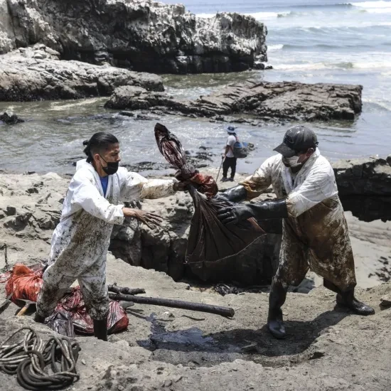 Olievervuiling na groot olielek op zee bij Peru
