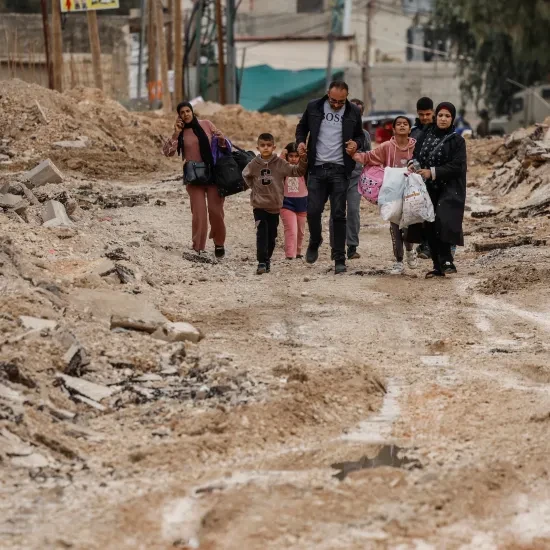 Palestijnen verlaten het vluchtelingkamp in Jenin na een Israëlische aanval