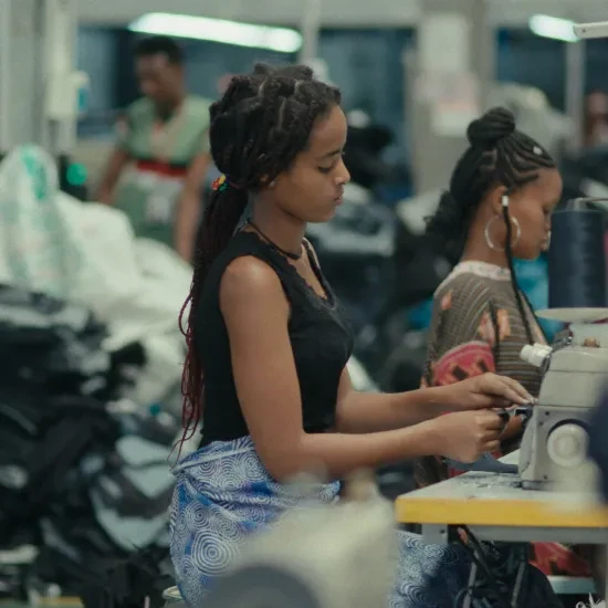 Still uit de film Made in Ethiopia - Beti aan een naaimachine