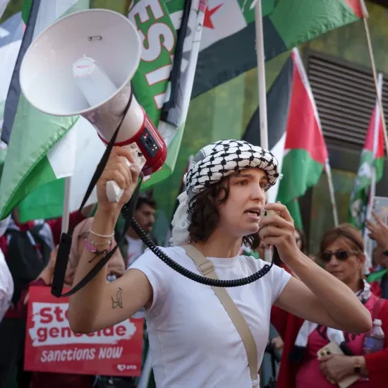 Foto van een activiste tijdens een Palestina manifestatie