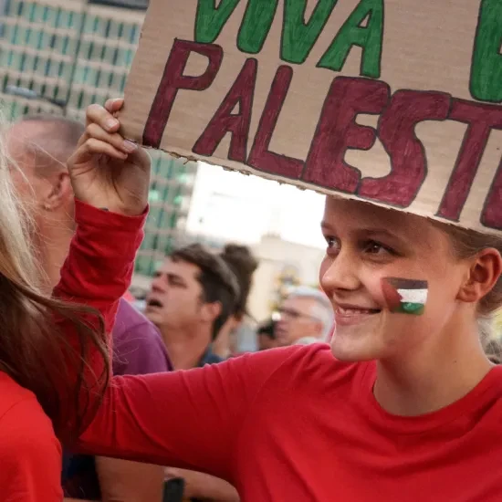 Twee personen tijdens Rode Lijn manifestatie in Brussel - Viva Palestina